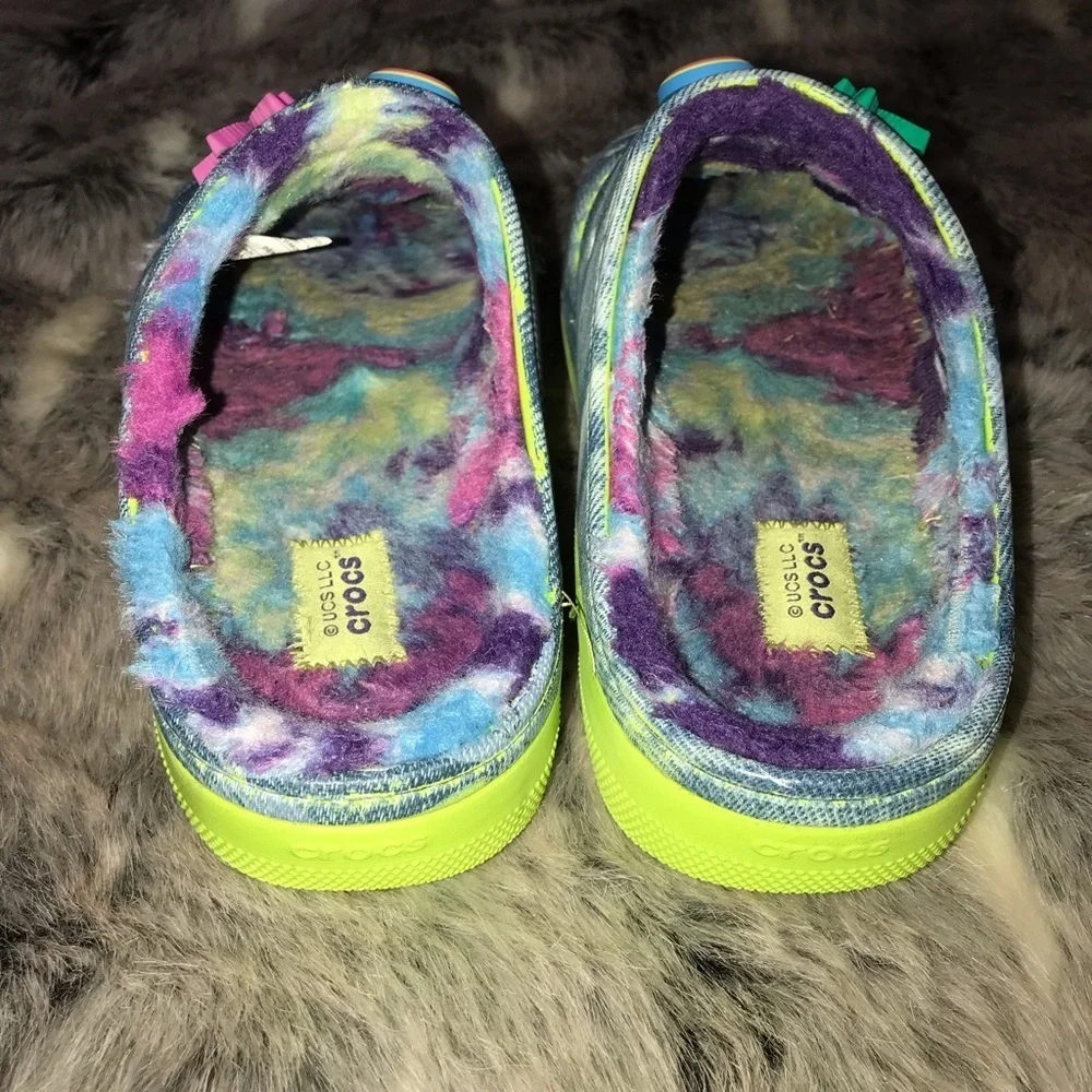 Crocs classic cozzzy spray tye dye fuzzy lined sandals m 8 w 10 peace garden